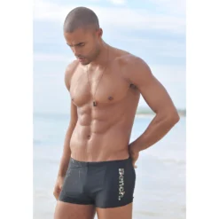 Bench. Boxer-Badehose, Mit Coolem Logo In Tarnfarben-Optik